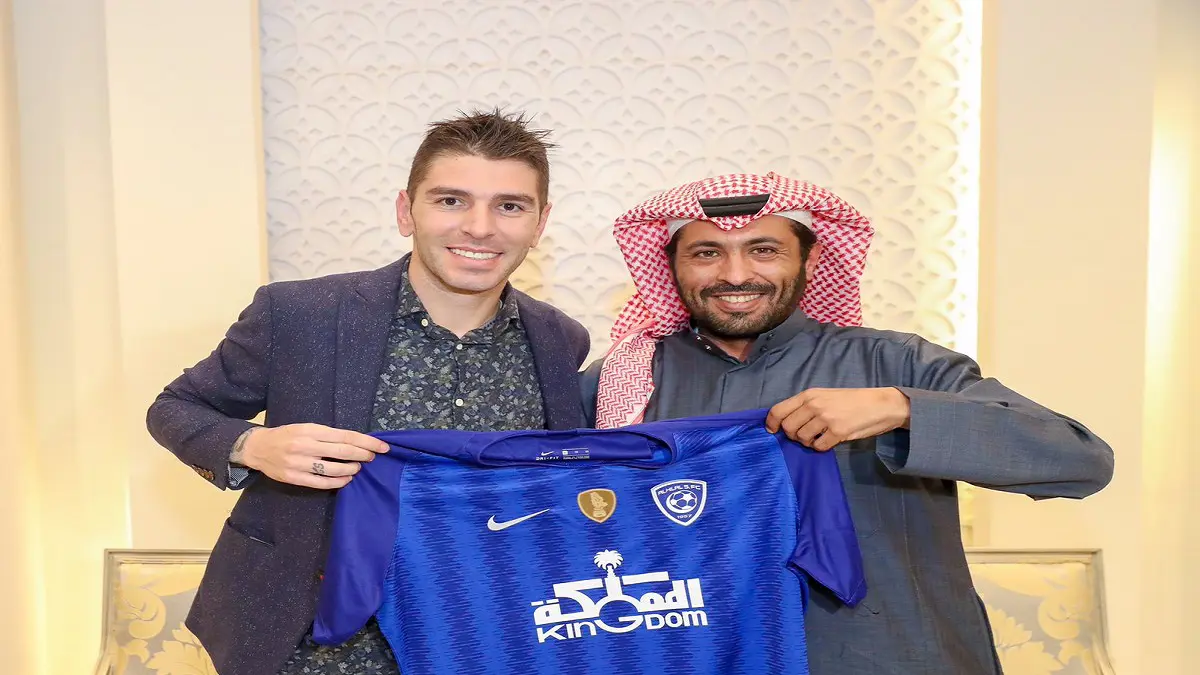 رسميًا.. الإسباني جوناثان سوريانو يوقّع عقود انضمامه إلى نادي الهلال السعودي (صور)
