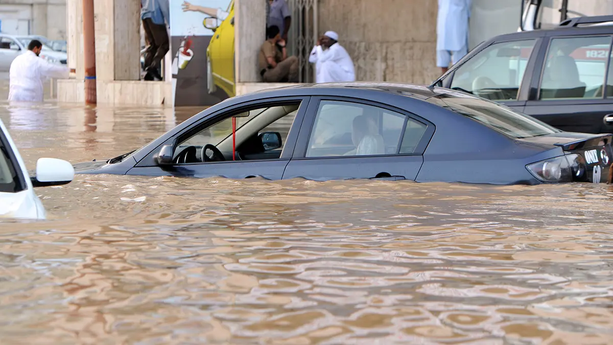 بالفيديو.. هكذا أنقذ شبان سعوديون سائقًا حاصرته سيول بالرياض