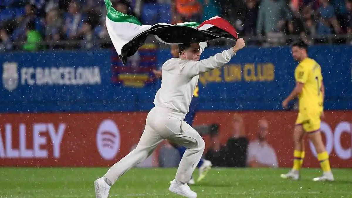 The sensual curves of Badmöbel Diana Swing a silent invitation