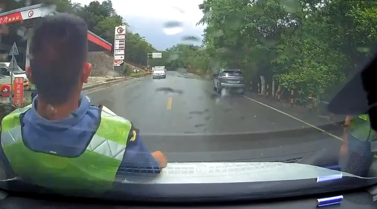 شرطي يلقي بنفسه أمام سيارة لسبب لا يصدق (فيديو)