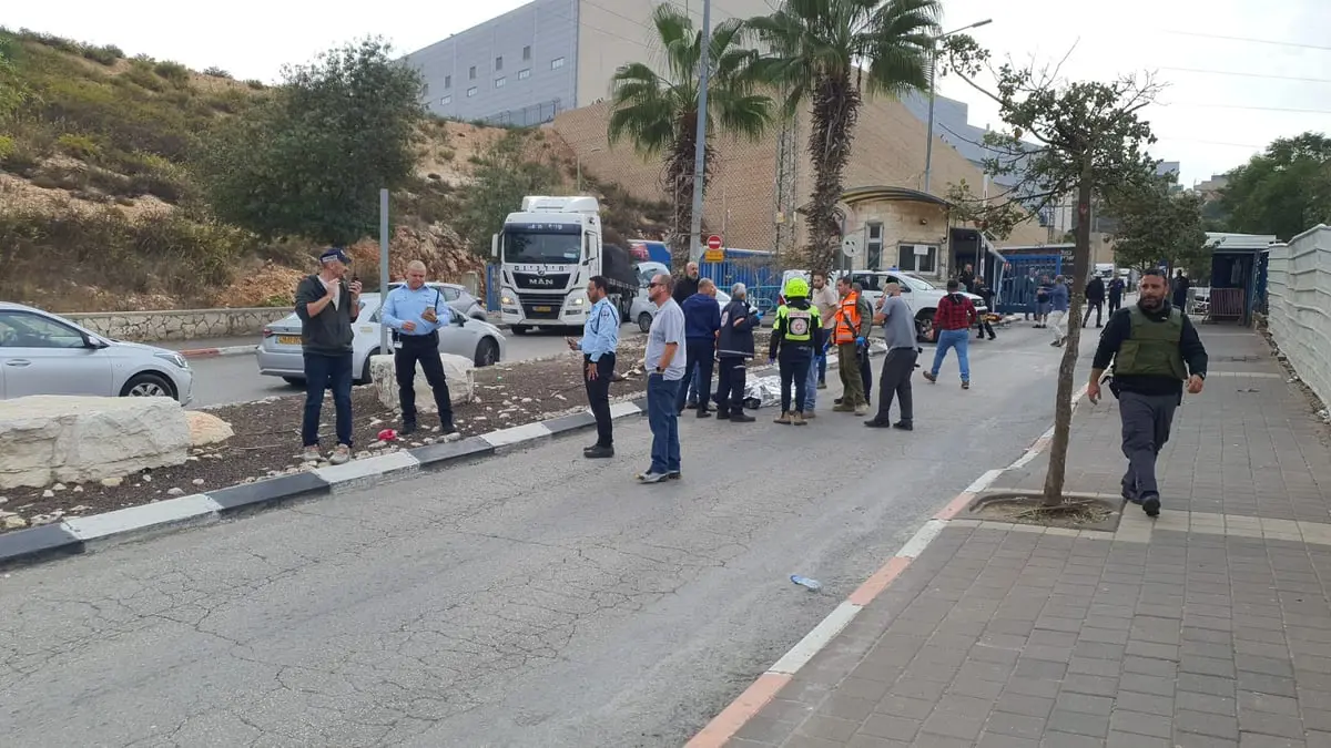 مقتل إسرائيلي وإصابة آخرين في عملية طعن ودهس بالضفة الغربية 