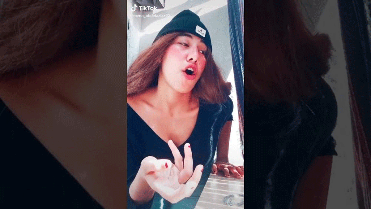 أول ظهور لمنة عبدالعزيز بعد إخلاء سبيلها من دار الرعاية (فيديو)