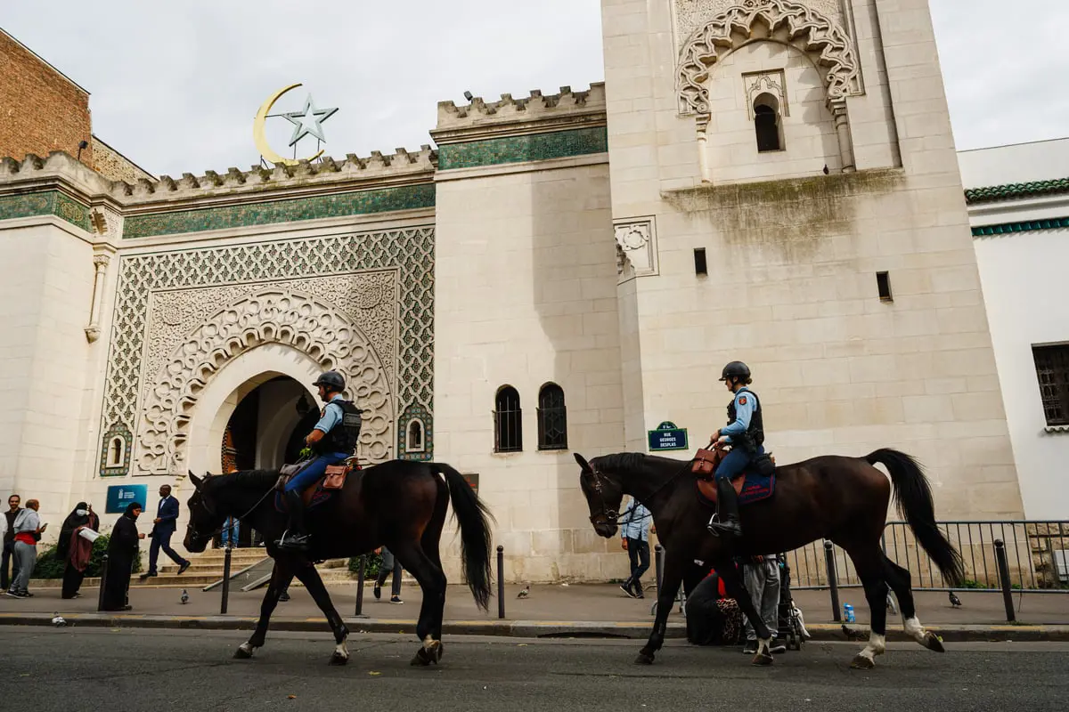فرنسا ترحل إمامًا جزائريًا بسبب التحريض على "الكراهية لليهود"