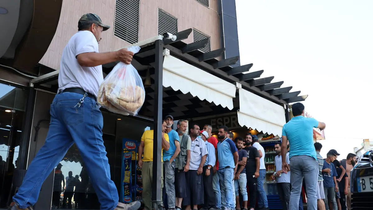 عودة إلى الطوابير.. لبنانيون ينتظرون لساعات لشراء الخبز