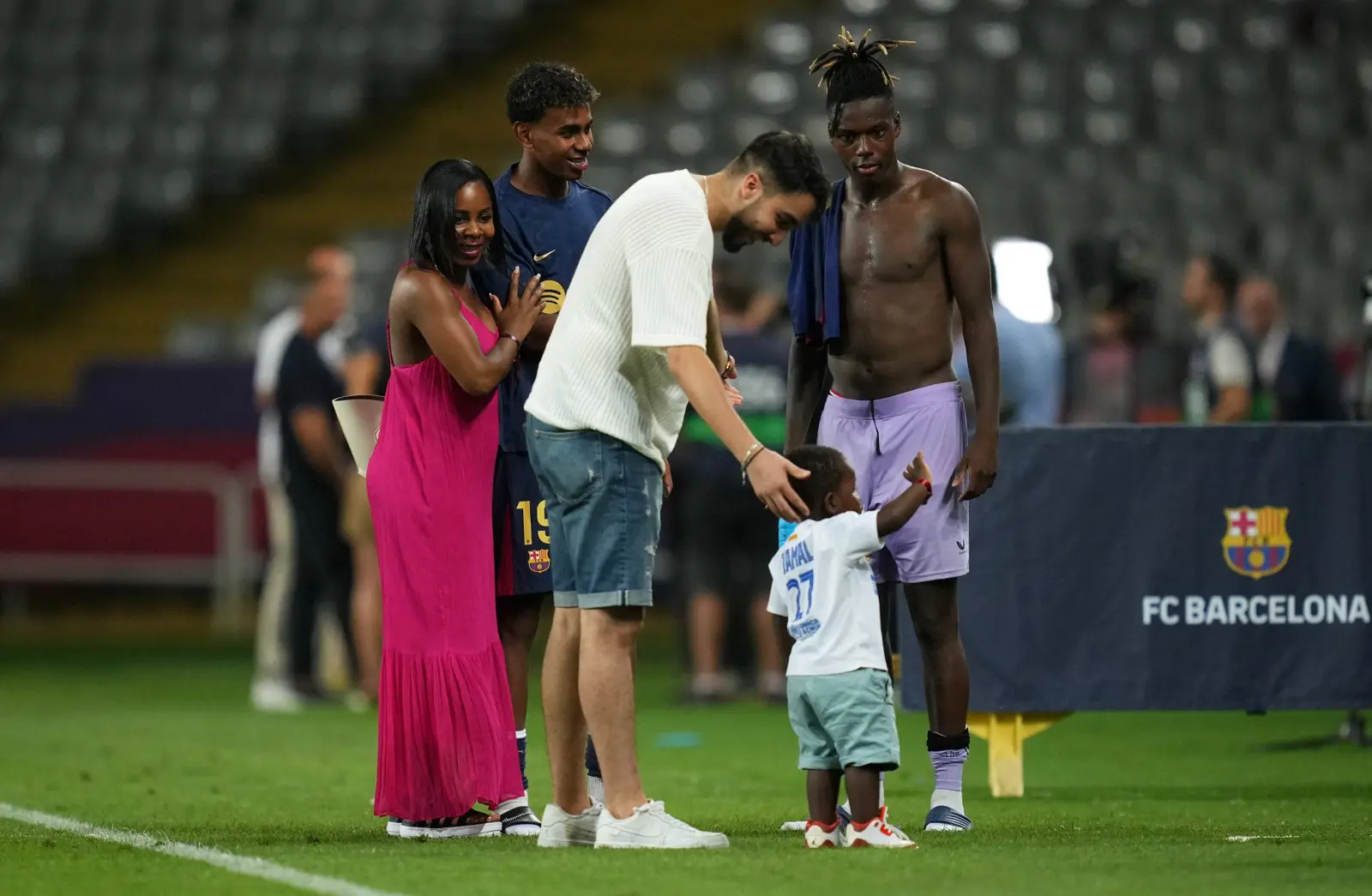 والدة يامال وأخيه الرضيع ولاعب بيلباو ويليامز