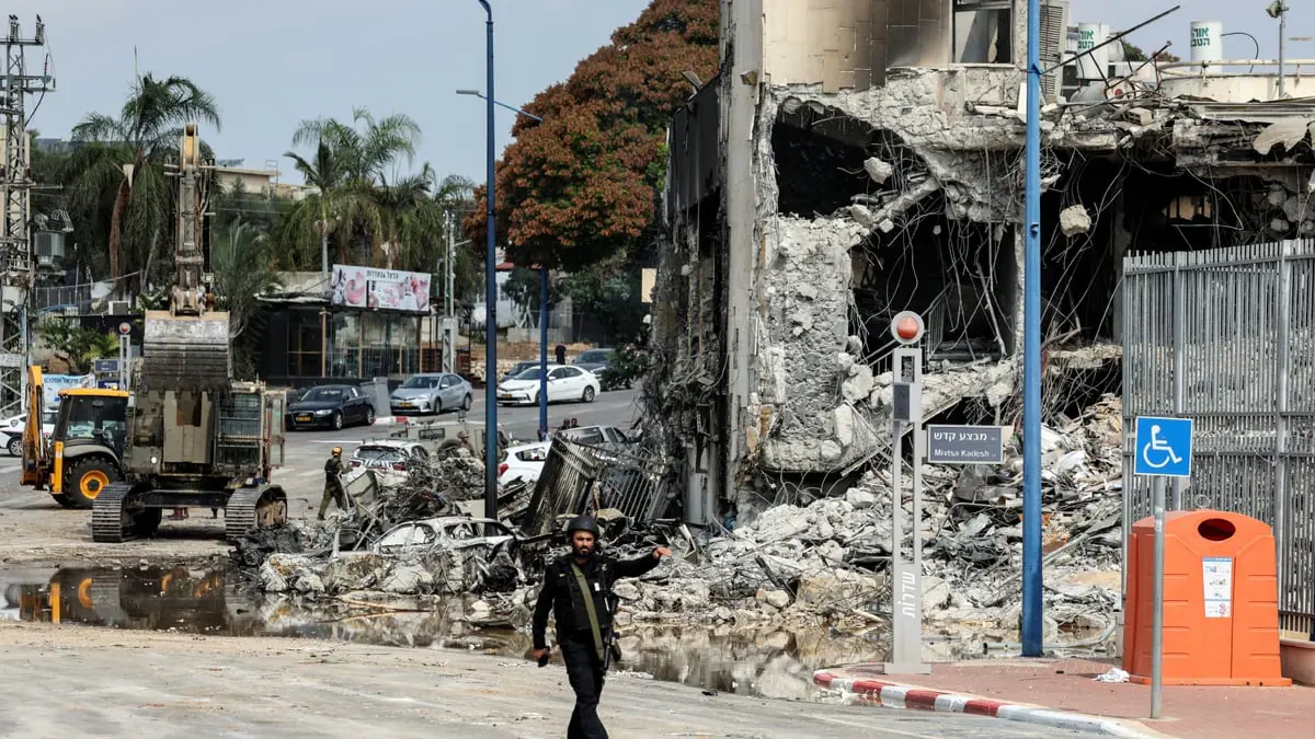 أقارب رهائن إسرائيليين لدى حماس يطلبون تدخل الصليب الأحمر