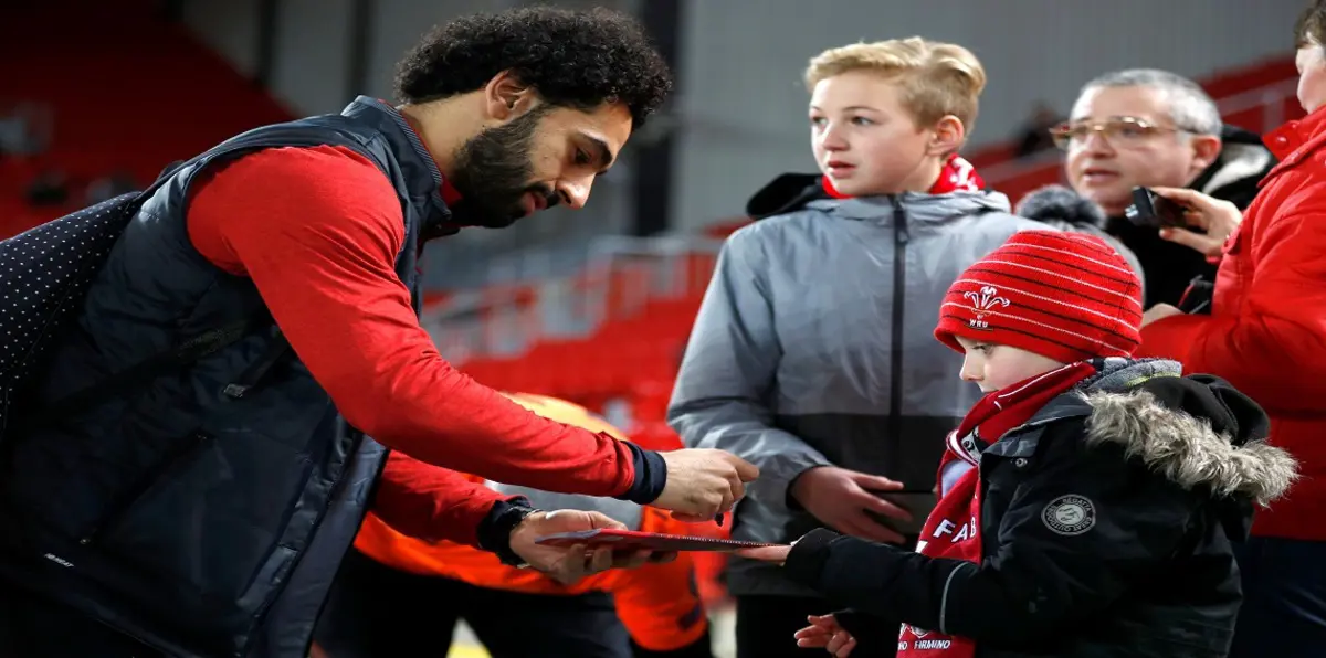 محمد صلاح يحقق حلم شاب صغير ويرسل له قميصه الخاص (صور)