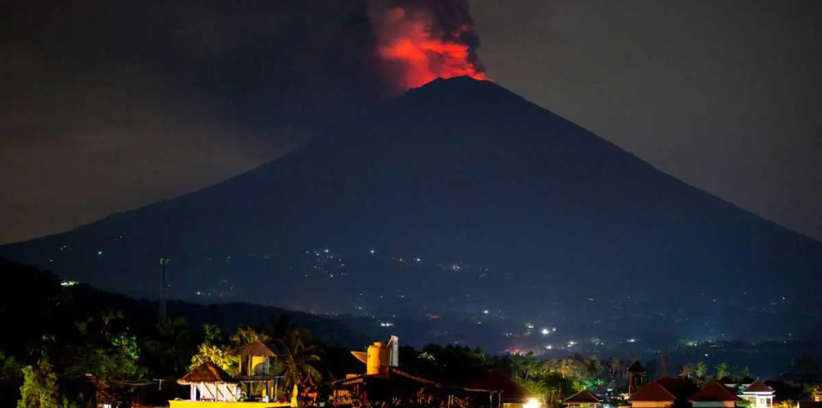 إجلاء 1156 شخصًا إثر انفجار بركان في إندونيسيا (صور وفيديو)