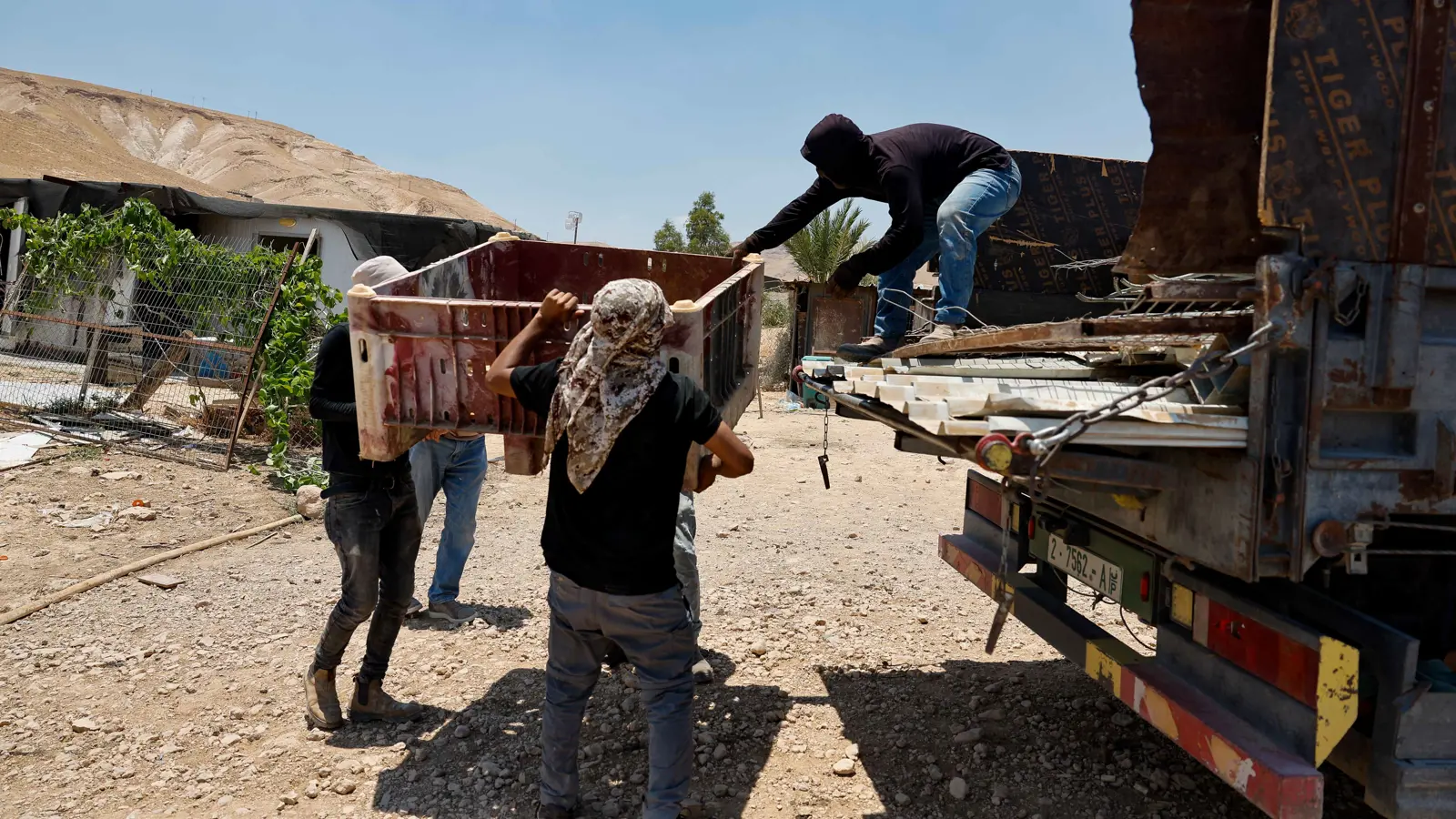 بسبب تهديدات المستوطنين.. بدو فلسطين يفرون من الضفة الغربية