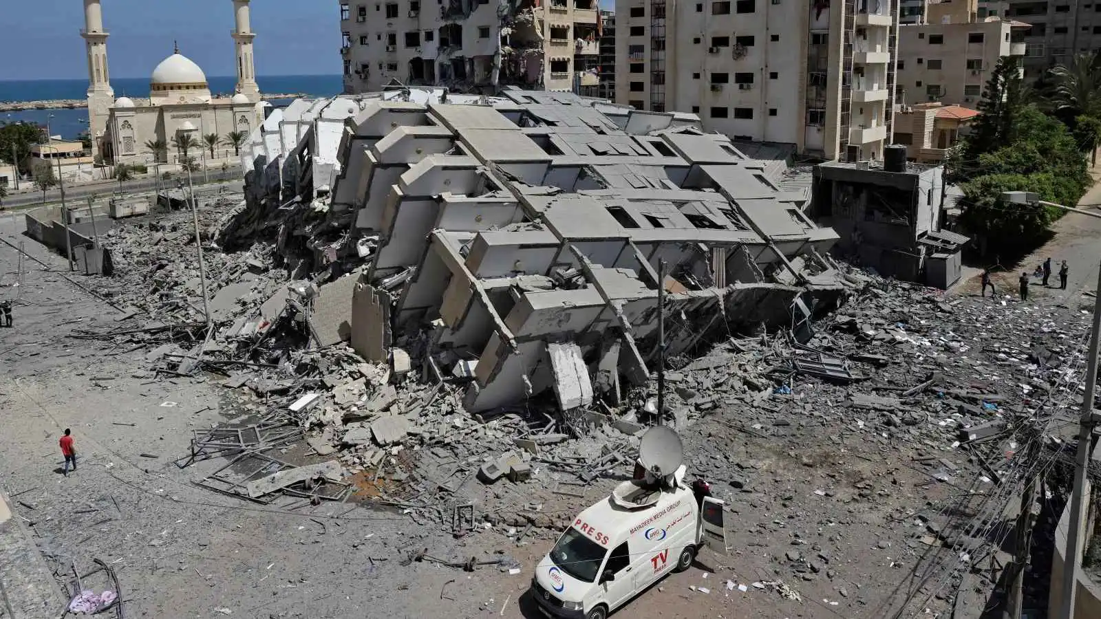 نسف أبراج في غزة