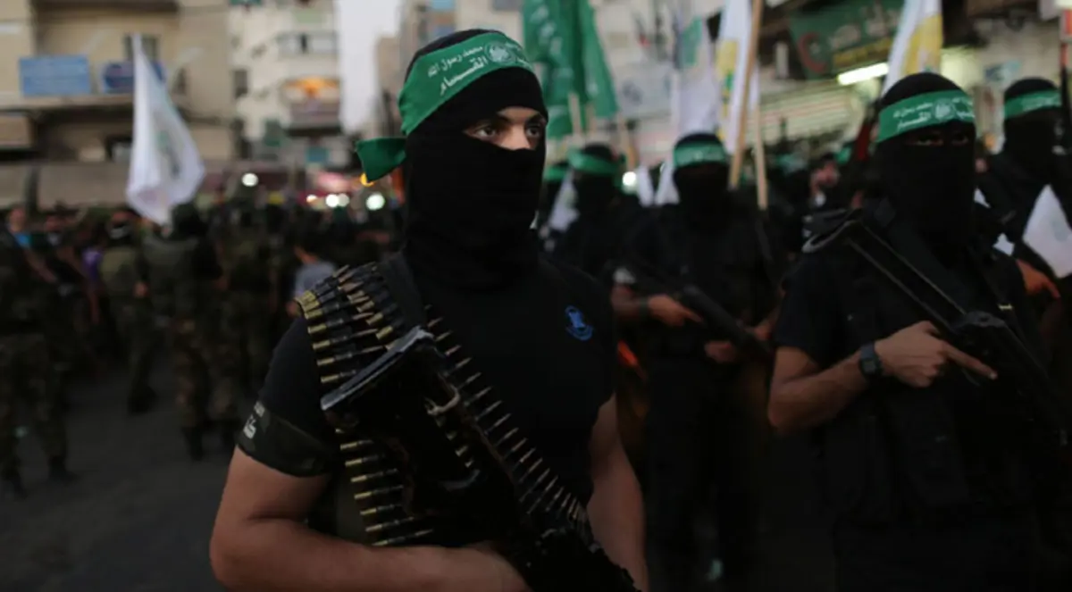 موظفو حماس بغزة يتقاضون "نصف راتب"