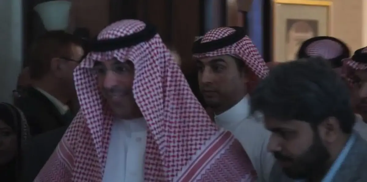 بالفيديو.. سيلفي "إجباري" مع وزير الإعلام السعودي