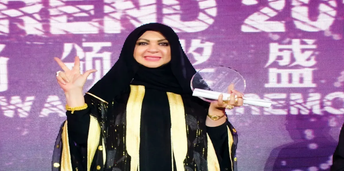تصاميم الإماراتية منى المنصوري تزيّن افتتاح أسبوع دبي العالمي للموضة
