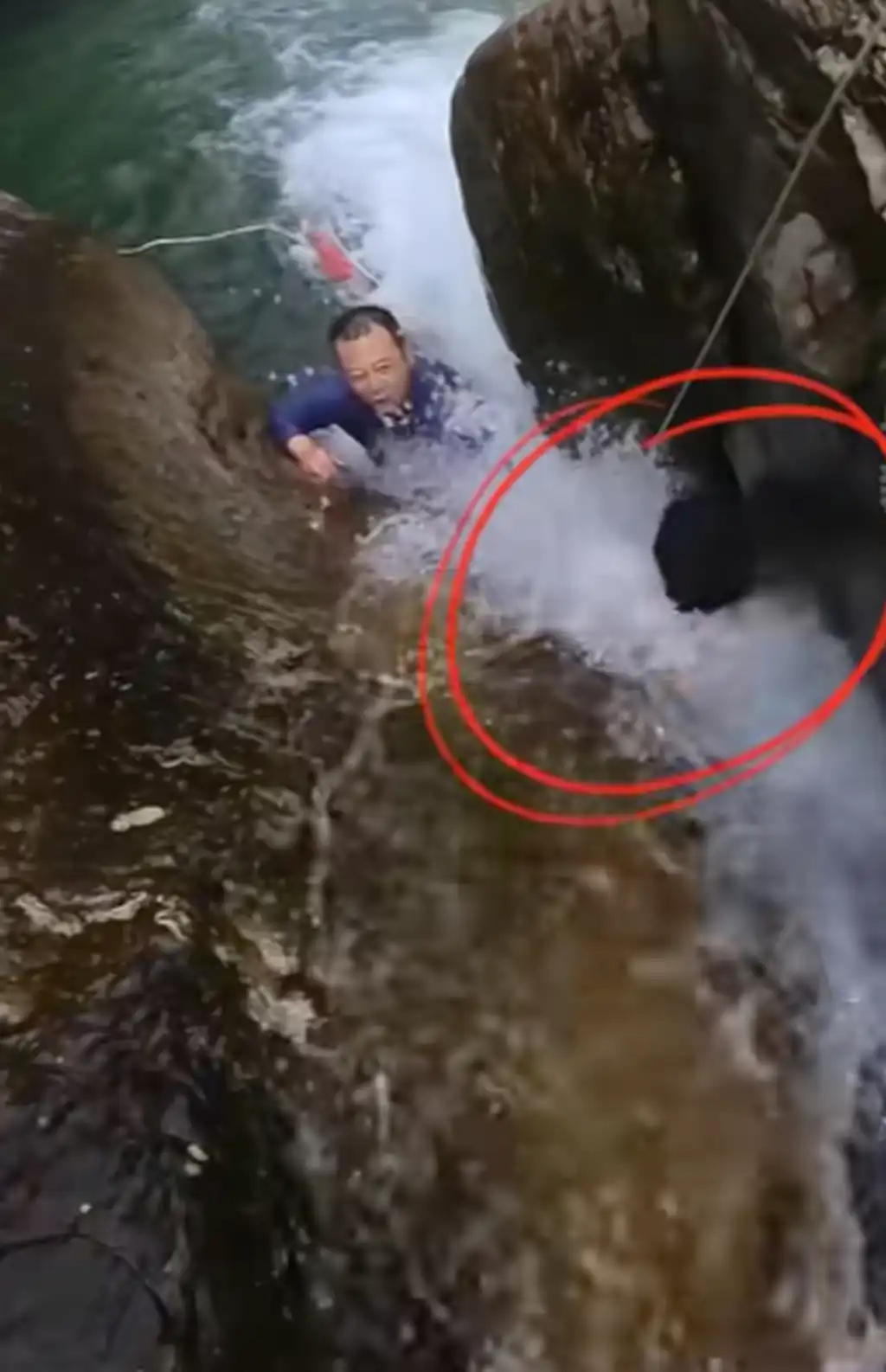 لحظة إنقاذ الطفل في نهر بجنوب غرب الصين