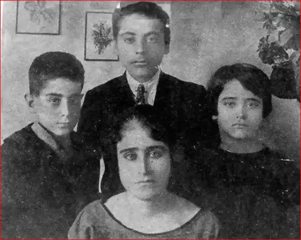 صورة لفريد وأسمهان وفؤاد الأطرش مع والدتهم علياء المنذر