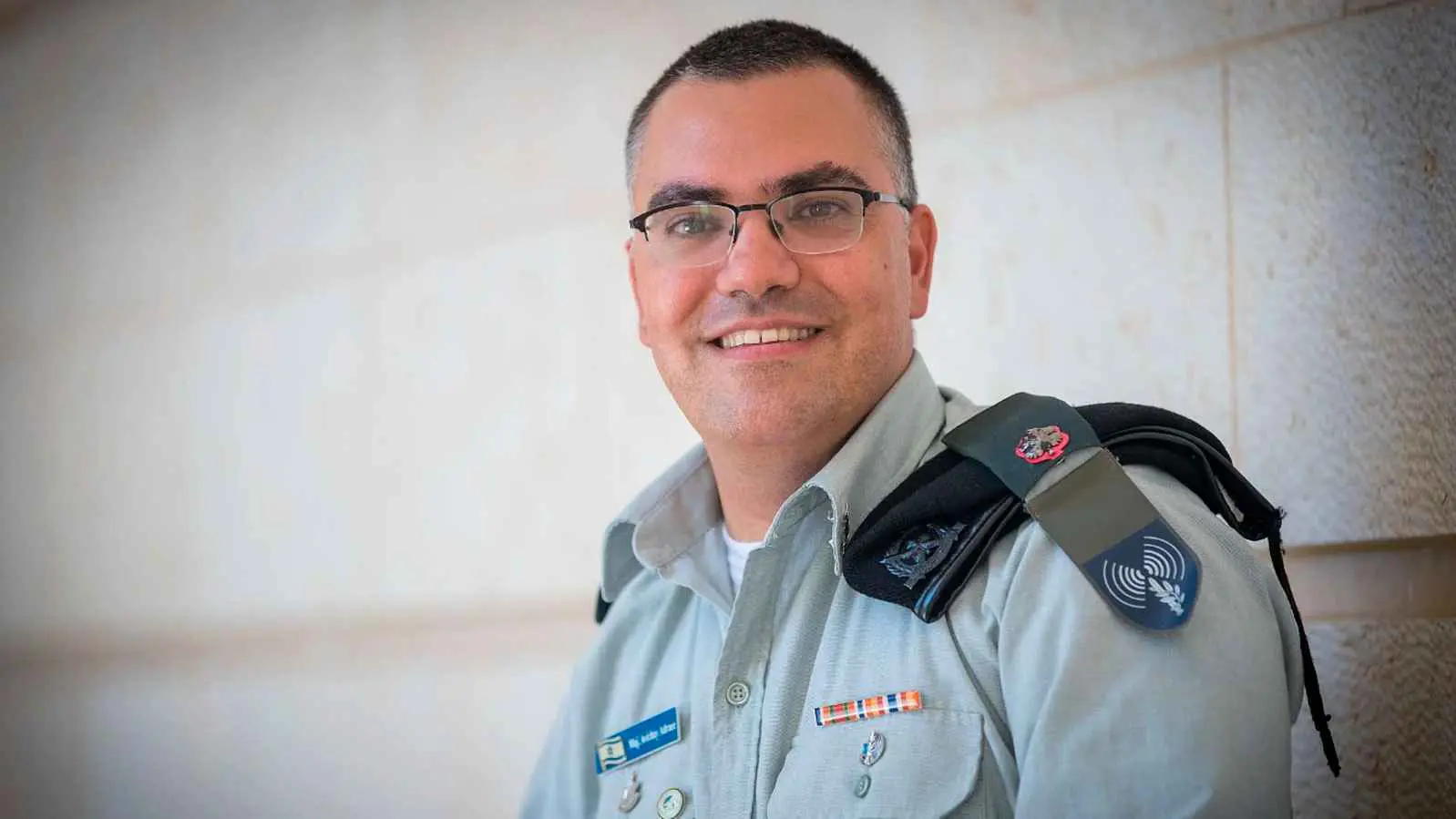 بسبب مصافحته أدرعي.. شاب من جنين يُشعل غضب الفلسطينيين (فيديو)