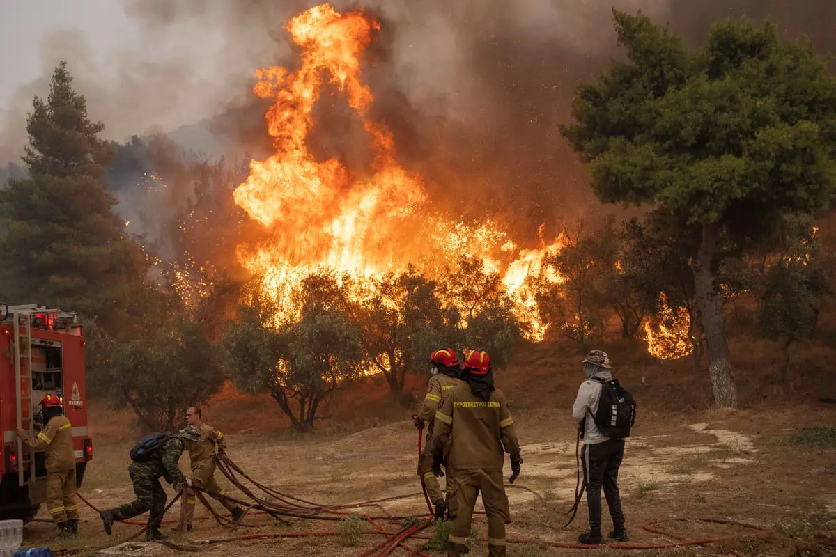 مع توقع موسم صعب.. اندلاع حريق غابات جديد في اليونان 