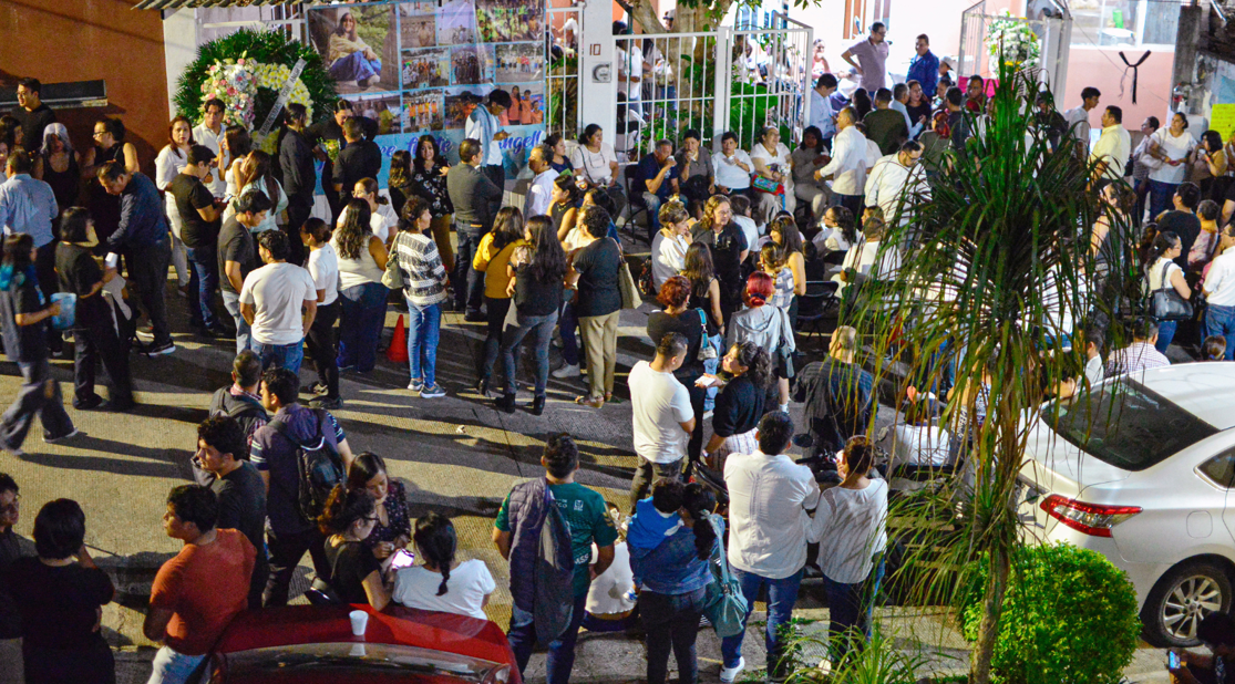 تجمهر العشرات بالقرب من المركبة