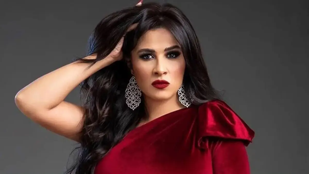 جماهير الفنانة ياسمين عبدالعزيز يحاصرونها في أحد الشوارع (فيديو)