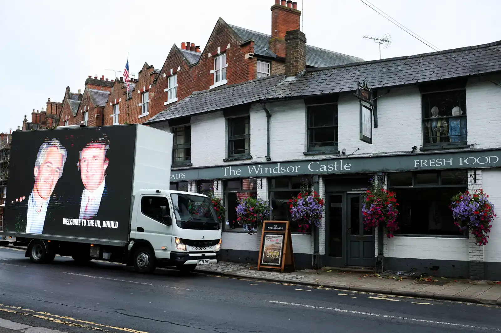 صورة ترامب وإبستين على شاحنة في لندن