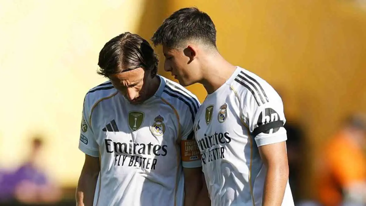 لوكا مودريتش وأردا غولر بقميص ريال مدريد