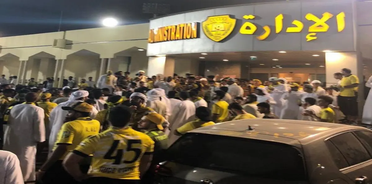 جمهور الوصل الإماراتي يهاجم إدارة ناديه بعد خسارة الفريق أمام النصر (فيديو)