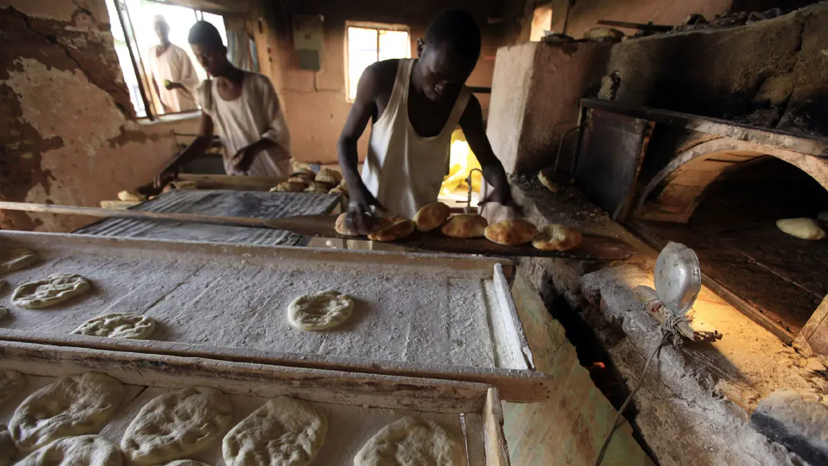 بعد السماح ببيعه في السودان .. هل يمثل"الخبز التجاري" خطوة لرفع الدعم؟