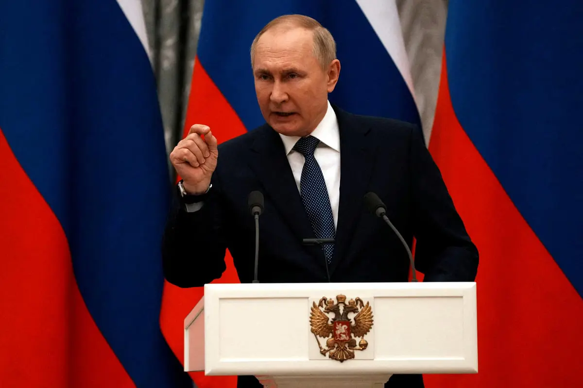 ردا على ماكرون.. بوتين يحذر من استهداف روسيا بأسلحة غربية