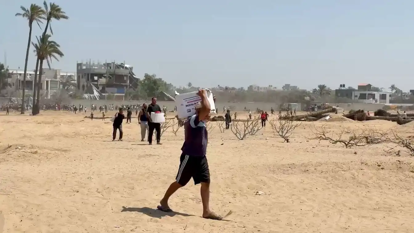 شخص من قطاع غزة يحمل مساعدات إنسانية