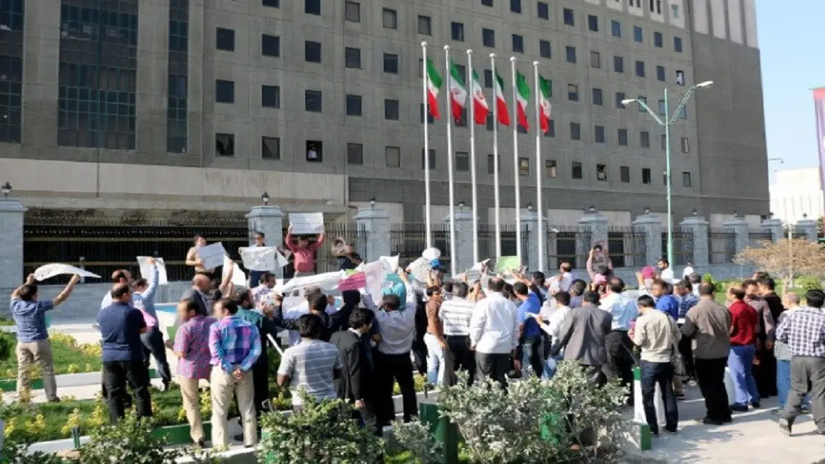 منظمة: اعتقال 30 متظاهرًا على الأقل أمام البرلمان الإيراني