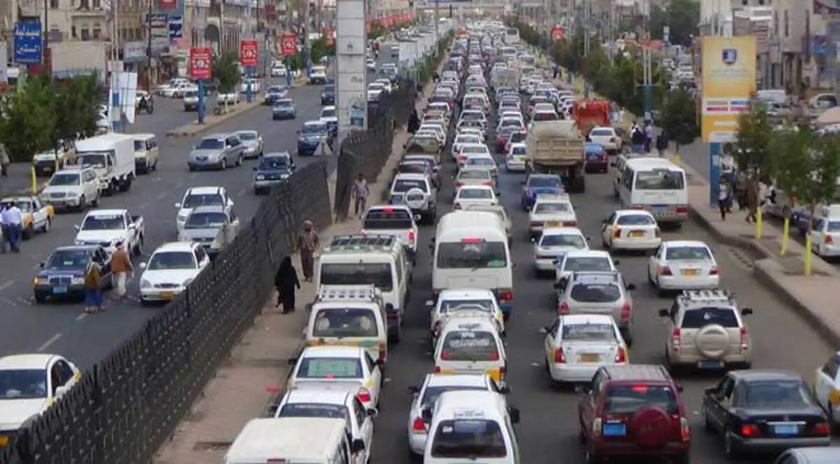 صور.. "مطبات" الرئيس اليمني تسبب اختناقات مرورية كبيرة بصنعاء
