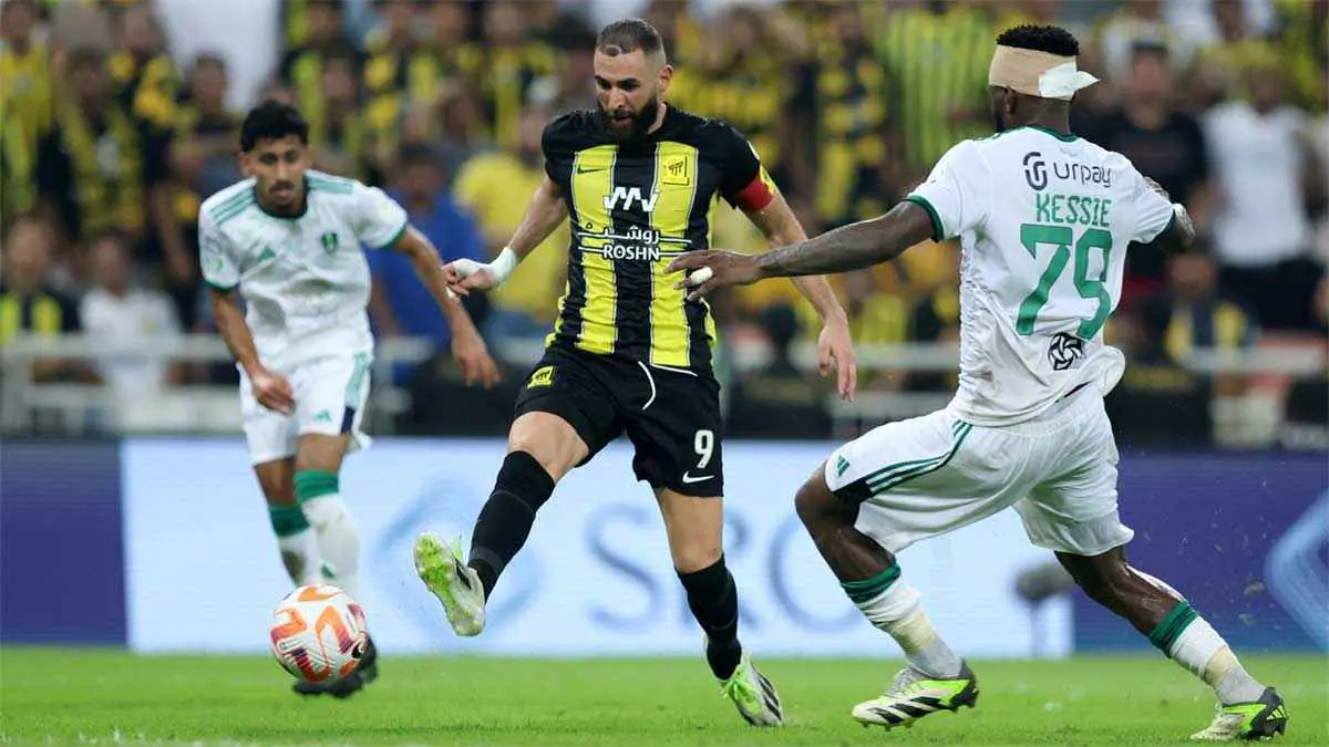 مفاجأة حول معلق ديربي الاتحاد والأهلي السعودي