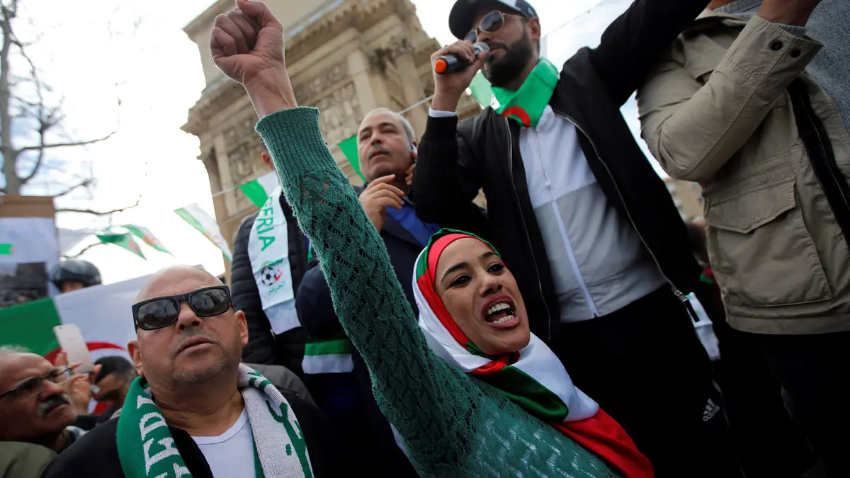 الشرطة الجزائرية تتصدى بخراطيم المياه لمتظاهرين حاولوا الوصول للمجلس الدستوري (فيديو)