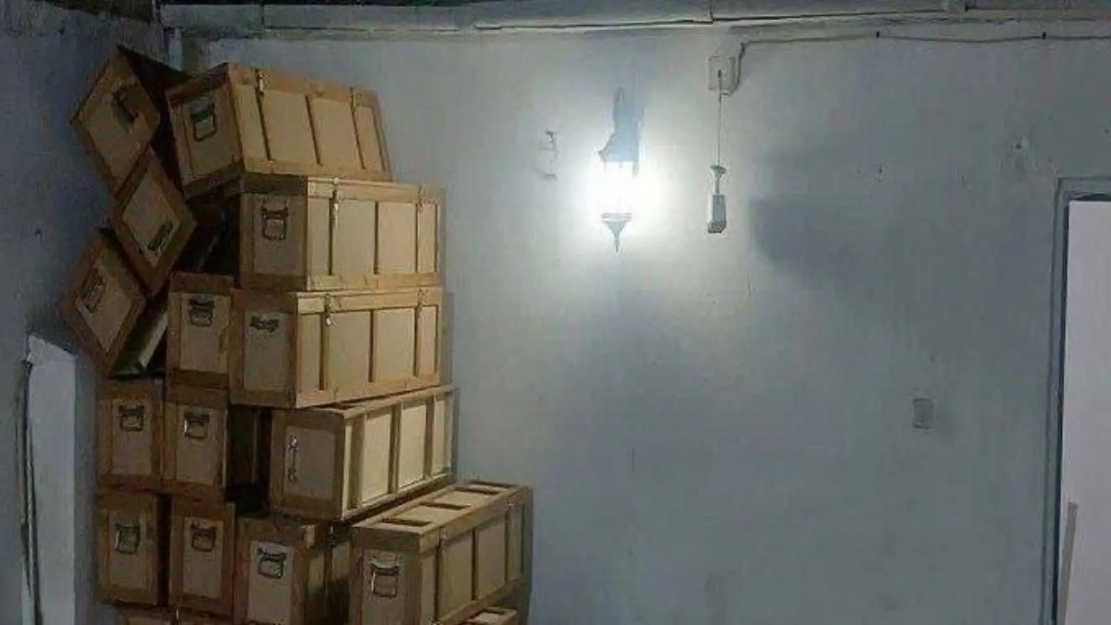 صناديق داخل المبنى