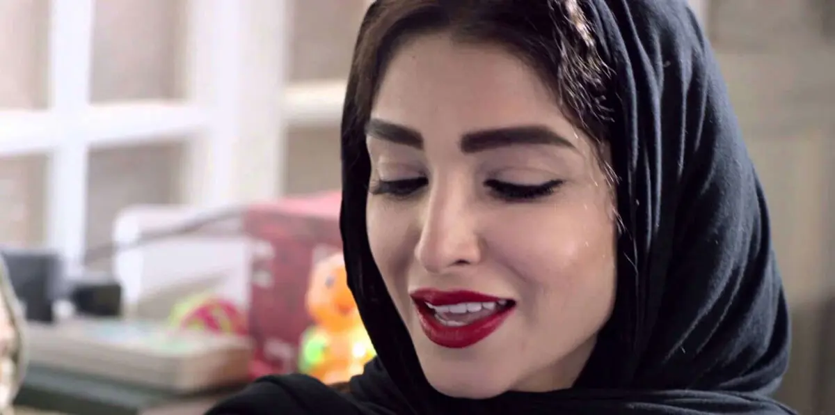 بالفيديو.. الفنانة روجينا تبيع "فجل" في الشارع