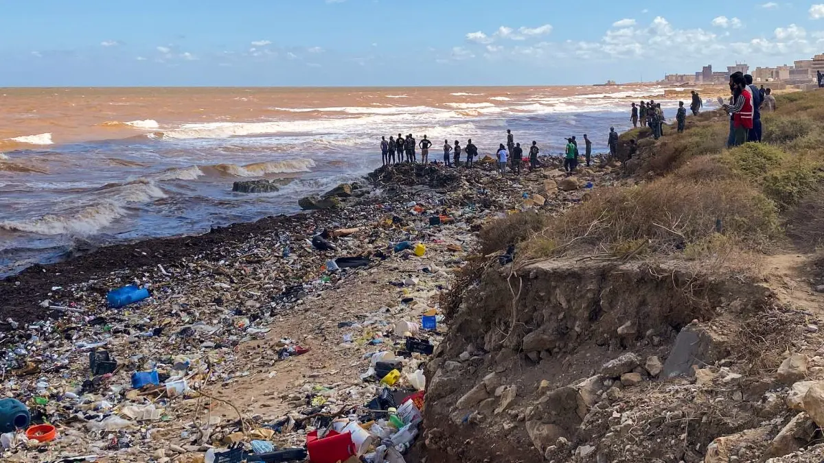 في مشهد مأساوي.. البحر يلفظ جثث ضحايا الإعصار "دانيال" في ليبيا