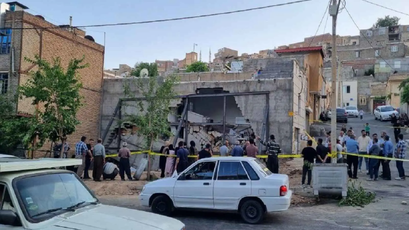 انهيار مبنى في طهران وأنباء عن وقوع ضحايا (فيديو وصور)