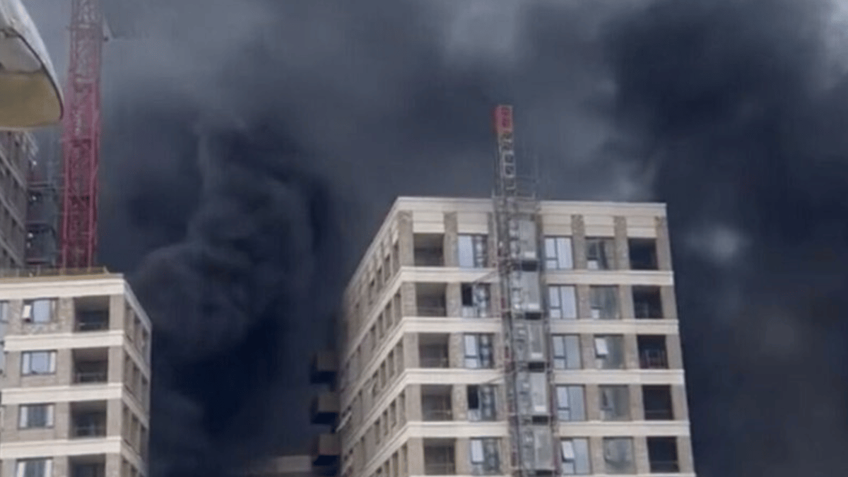 مشهد مرعب لرجل عالق على رافعة وسط حريق في لندن (فيديو)