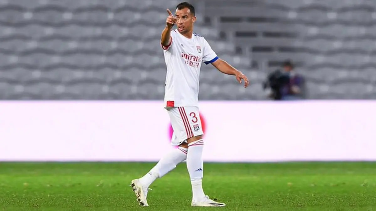 جمال بلعمري أو عيسى ماندي.. الأهلي السعودي يقترب من ضم مدافع جزائري