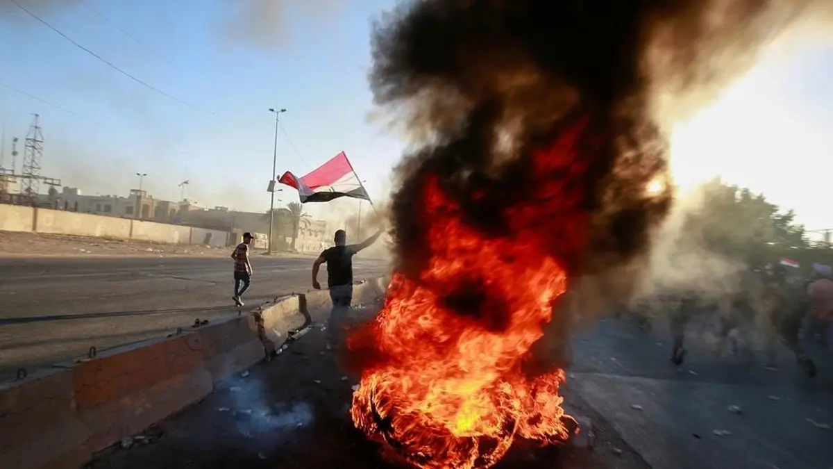 العراق .. محتجون غاضبون يحرقون منزل قيادي بتحالف المالكي‎ (فيديو)