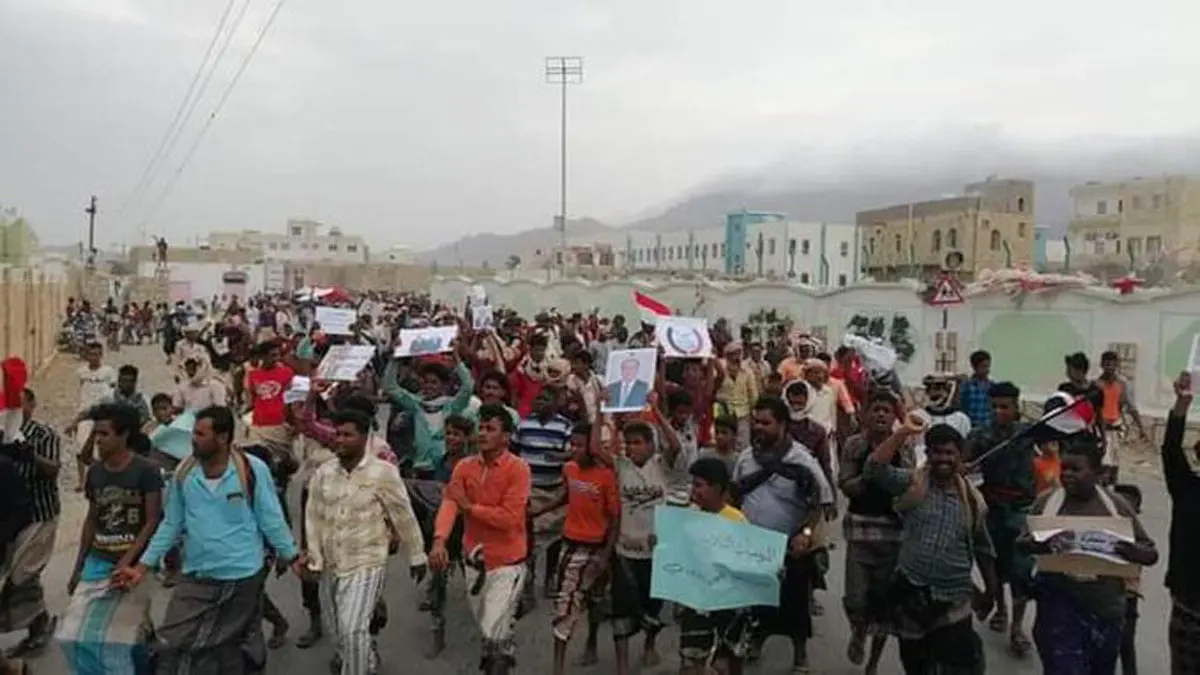 سقطرى.. العشرات يتظاهرون دعمًا "للشرعية" والوحدة اليمنية