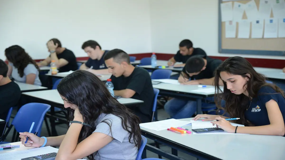 بين العربية والفرنسية.. لغة تدريس المواد العلمية تثير الجدل بالمغرب‎