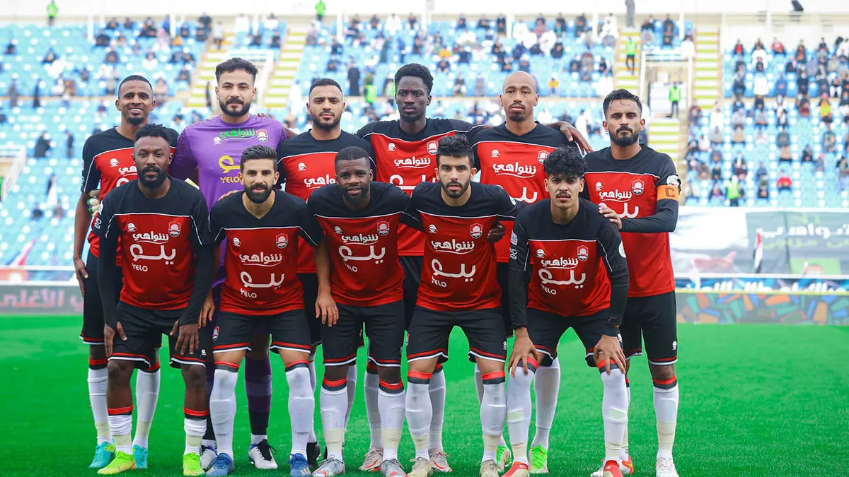 جماهير الرائد تحاول الاشتباك مع فهد المطوع رئيس النادي بعد التعادل مع الاتفاق (فيديو)