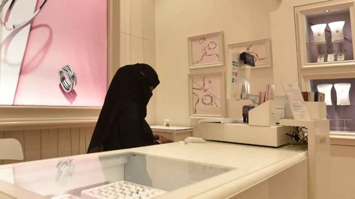 "تسونامي" نسائي يجتاح سوق العمل في السعودية