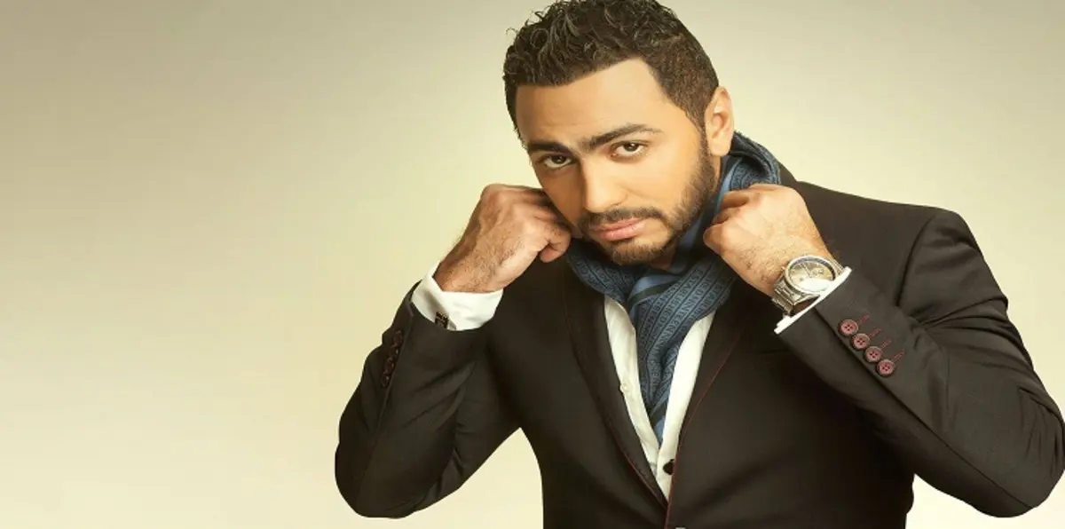 تامر حسني يحقق حلم طفلة معاقة على المسرح (فيديو)
