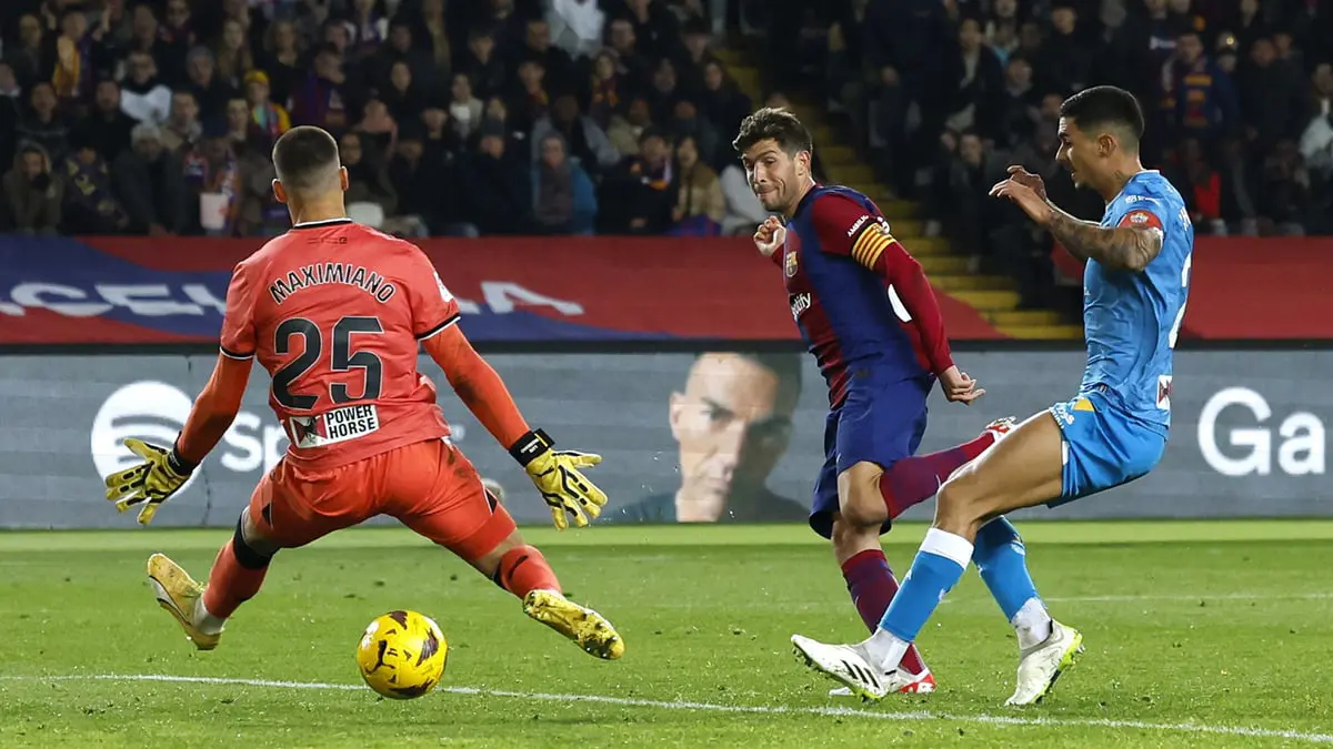 ترتيب الدوري الإسباني: سيرجي روبرتو يقود برشلونة للإفلات من كمين ألميريا