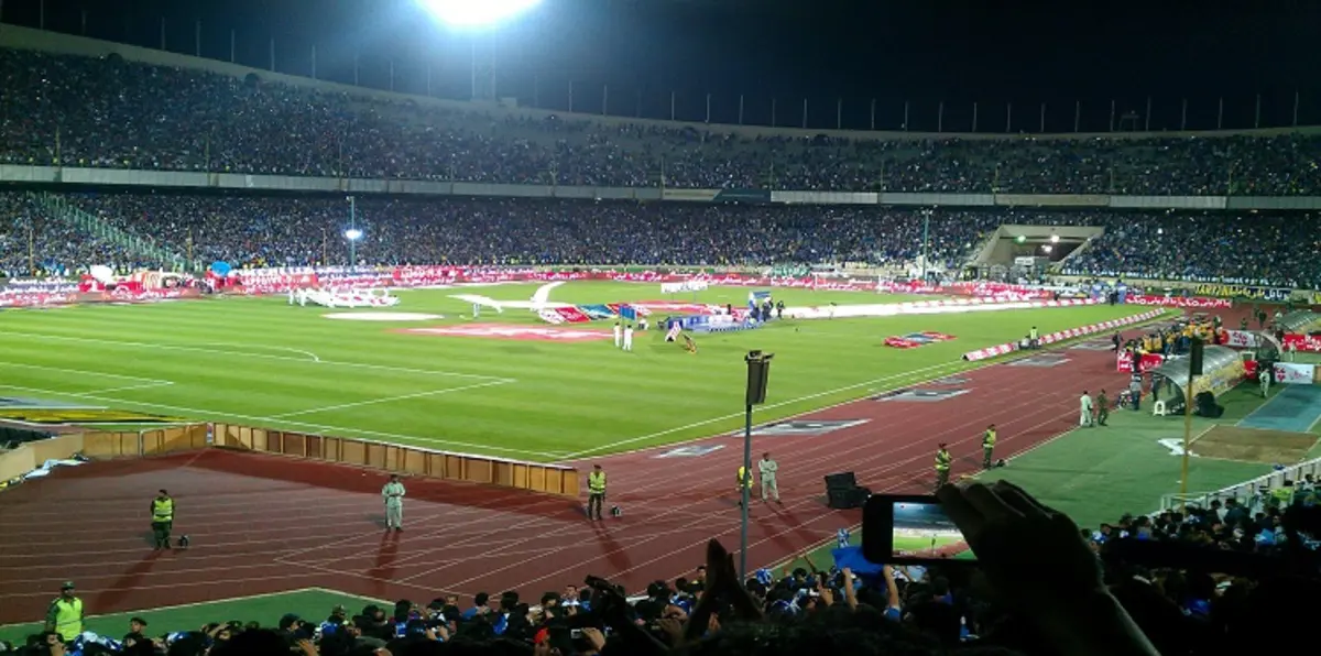 الفيفا يعاقب الاتحاد الإيراني بسبب شغب مشجعيه (صور)