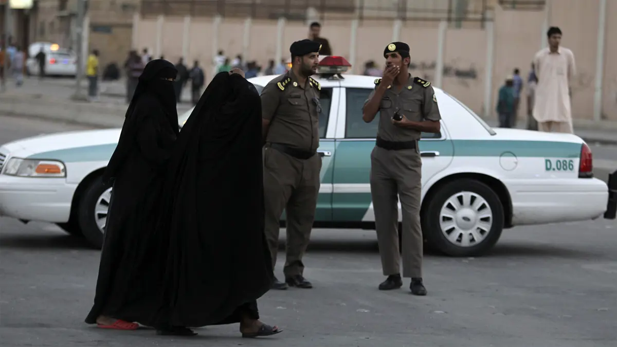 تحرش في "تيرا مول الطائف" يثير الجدل.. والشرطة تتدخل (فيديو)