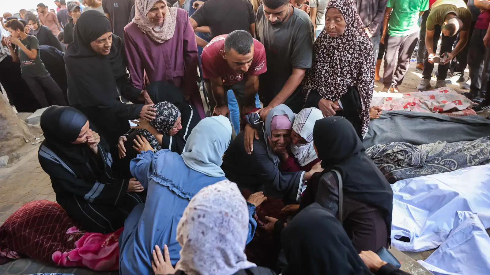 قتلى وجرحى بقصف إسرائيلي استهدف نازحين في المواصي جنوب غزة