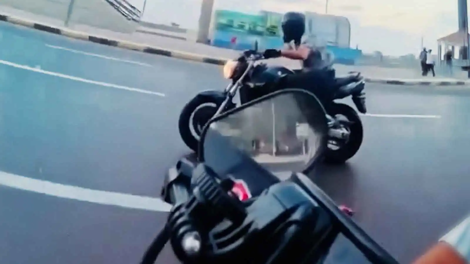 لحظات رعب على كورنيش الإسكندرية.. سباق دراجات ينتهي بحادث مروّع (فيديو إرم)